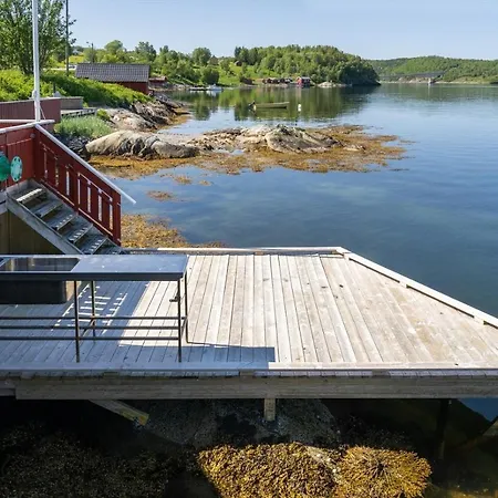 Flott Sjohus Rett Ved Nyaraló *